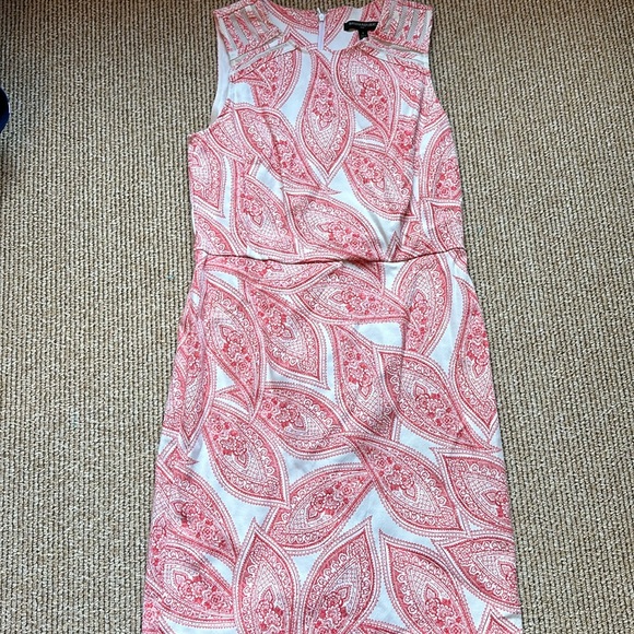Banana Republic Dresses & Skirts - Banana Republic size 8 sleeveless dress white and coral leaf pattern